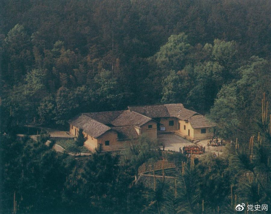 毛澤東故居——湖南省湘潭縣韶山?jīng)_上屋場(chǎng)。1893年12月26日，毛澤東在這里誕生。
